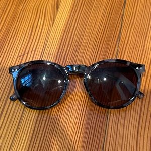 Cute turtle sunglasses.